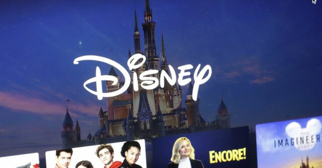 O logotipo OpenAI aparece em um telefone celular na frente de uma tela de computador com dados binários aleatórios, 9 de março de 2023, em Boston. (Foto AP / Michael Dwyer, Arquivo)