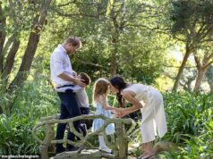Disputa sobre alegações de que o príncipe Harry deseja que seu pai, o rei, convide ele e sua família para Sandringham quando visitarem a Grã-Bretanha neste verão Príncipe Harry fotografado com Meghan Markle e os filhos Archie e Lilibet em dezembro. Amigos afirmaram ontem que ele deseja que o rei convide sua família para ficar em Norfolk neste verão