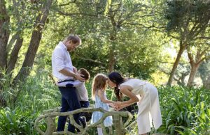 Disputa sobre alegações de que o príncipe Harry deseja que seu pai, o rei, convide ele e sua família para Sandringham quando visitarem a Grã-Bretanha neste verão Príncipe Harry fotografado com Meghan Markle e os filhos Archie e Lilibet em dezembro. Amigos afirmaram ontem que ele deseja que o rei convide sua família para ficar em Norfolk neste verão