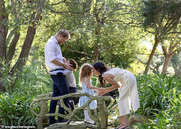 Disputa sobre alegações de que o príncipe Harry deseja que Príncipe Harry fotografado com Meghan Markle e os filhos Archie e Lilibet em dezembro. Amigos afirmaram ontem que ele deseja que o rei convide sua família para ficar em Norfolk neste verão