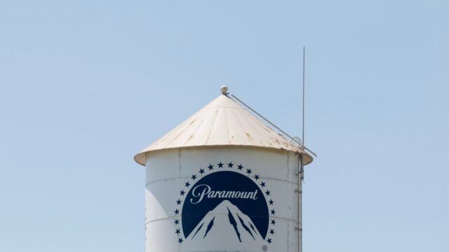 Dívida da Paramount Skydance rebaixada para status de lixo pela Fitch Ratings após acordo de descoberta da Warner Bros.
