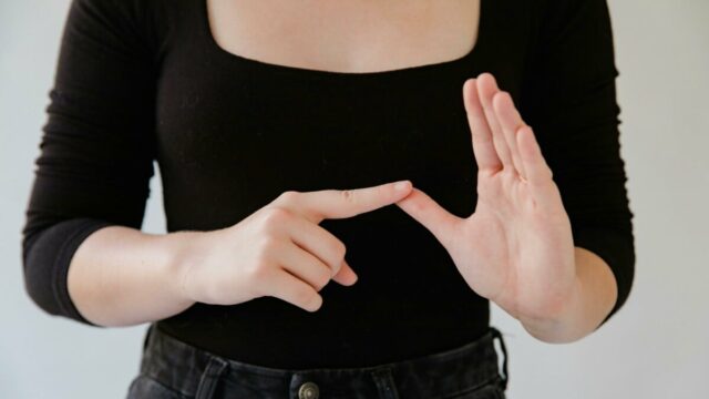 Do alfabeto aos sinais que salvam vidas – obtenha este Do alfabeto aos sinais que salvam vidas – obtenha este pacote ASL completo por US$ 35