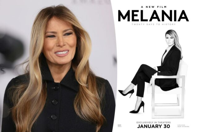 Melania Trump, vestindo um casaco preto, sorri levemente.