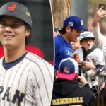 Shohei Ohtani sorrindo em seu uniforme de beisebol japonês durante um jogo do World Baseball Classic.
