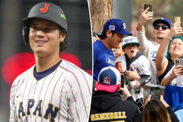 Shohei Ohtani sorrindo em seu uniforme de beisebol japonês durante um jogo do World Baseball Classic.