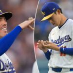 Um close da mão de Shohei Ohtani segurando um anel do Los Angeles Dodgers World Series.