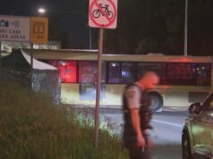 Dois adolescentes morrem em motocicleta em acidente com ônibus no oeste de Sydney Dois adolescentes morrem em motocicleta em acidente com ônibus no oeste de Sydney