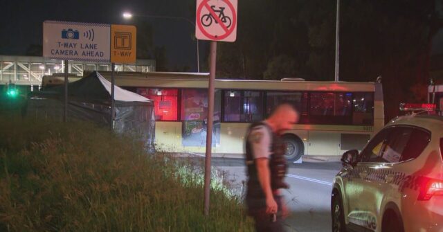 Dois adolescentes morrem em motocicleta em acidente com ônibus no oeste de Sydney
