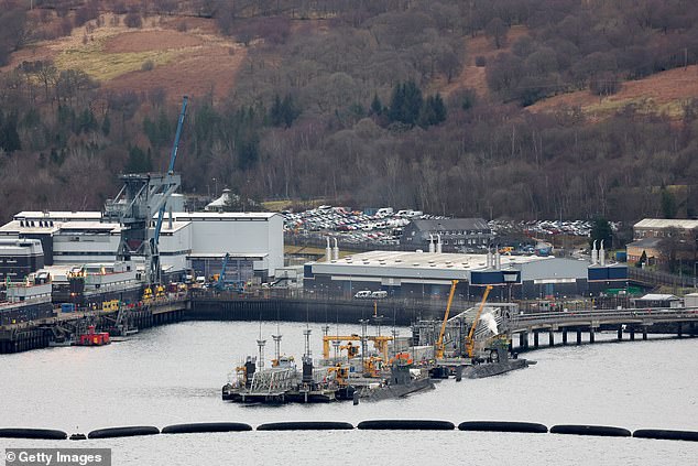 Dois 'espiões iranianos' são presos após 'tentarem entrar na base A base naval de Faslane é o quartel-general da Marinha Real na Escócia e abriga os submarinos nucleares da Grã-Bretanha, incluindo os navios Vanguard armados com mísseis Trident.