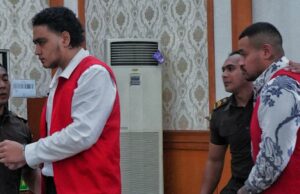 Dois homens armados australianos condenados a 16 anos de prisão pelo assassinato do pai em Melbourne em uma villa em Bali Mevlut Coskun (à esquerda) e Paea I Middlemore Tupou após sua sentença na segunda-feira.