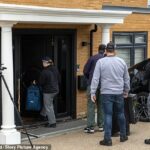 Oficiais antiterroristas prenderam inicialmente quatro homens com cidadania iraniana e dupla cidadania britânica-iraniana, mas dois foram libertados sem acusação. Na foto: Polícia na propriedade de Watford