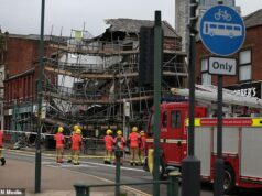 Dois levados ao hospital após prédio cercado por andaimes desabar na rua da Grande Manchester – enquanto a polícia pede às pessoas que fiquem longe Os serviços de emergência correram para o local pouco depois do meio-dia de hoje, após relatos de que um prédio com terraço na King Street, em Oldham, havia caído.