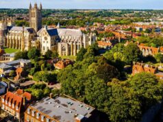 Dois mortos e 11 hospitalizados em surto de meningite universitária no Reino Unido Duas pessoas morreram em um surto de meningite no Reino Unido, com outras 11 pessoas hospitalizadas.