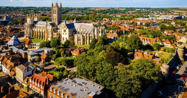 Duas pessoas morreram em um surto de meningite no Reino Unido, com outras 11 pessoas hospitalizadas.