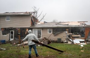 Dois mortos enquanto tornados varrem o meio-oeste dos EUA nas últimas condições climáticas extremas Dois mortos enquanto tornados varrem o meio-oeste dos EUA nas últimas condições climáticas extremas