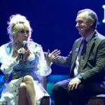 Dolly Parton, 80, fez sua primeira aparição pública em meses ao subir ao palco durante a celebração do dia de abertura da 41ª temporada de Dollywood na sexta-feira