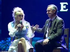 Dolly Parton, 80, faz a primeira aparição pública em MESES ao admitir que ficou “desgastada” em meio a problemas de saúde Dolly Parton, 80, fez sua primeira aparição pública em meses ao subir ao palco durante a celebração do dia de abertura da 41ª temporada de Dollywood na sexta-feira