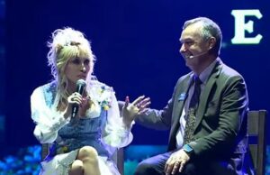 Dolly Parton, 80, faz a primeira aparição pública em MESES ao admitir que ficou “desgastada” em meio a problemas de saúde Dolly Parton, 80, fez sua primeira aparição pública em meses ao subir ao palco durante a celebração do dia de abertura da 41ª temporada de Dollywood na sexta-feira