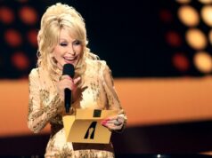 Dolly Parton estava ‘desgastada e esgotada’ após problemas de saúde e a morte do marido: ‘Eu precisava me recuperar’ Co-host Dolly Parton speaks onstage at the Academy of Country Music Awards held at Allegiant Stadium on March 7, 2022 in Las Vegas, Nevada. (Photo by Chris Polk/Variety/Penske Media via Getty Images)