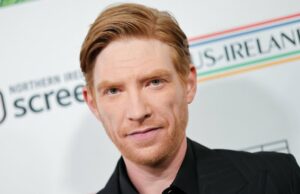 Domhnall Gleeson recebe prêmio Oscar Wilde e presta homenagem à homenageada Catherine O’Hara de 2018: ‘Qualquer clube em que ela participa é um do qual tenho muito orgulho de ser membro’ Domhnall Gleeson recebe prêmio Oscar Wilde e presta homenagem à homenageada Catherine O'Hara de 2018: 'Qualquer clube em que ela participa é um do qual tenho muito orgulho de ser membro'