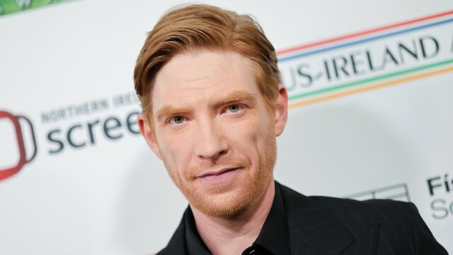 Domhnall Gleeson recebe prêmio Oscar Wilde e presta homenagem à homenageada Catherine O'Hara de 2018: 'Qualquer clube em que ela participa é um do qual tenho muito orgulho de ser membro'
