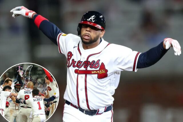 Braves DH Dominic Smith comemora ao contornar as bases depois de acertar um grand slam contra o Royals em 28 de março de 2026.