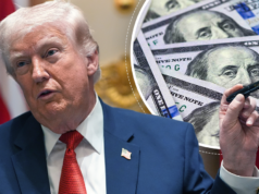 Donald Trump colocará seu nome em todo papel-moeda dos EUA Donald Trump falando sobre sua caneta favorita em uma reunião de gabinete hoje.