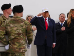 Donald Trump criticado por comportamento em transferência digna: ‘Tire seu (palavrão) chapéu’ Yahoo news home