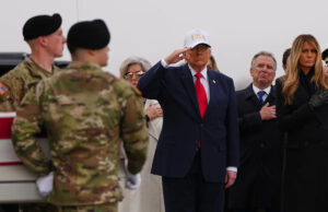 Donald Trump criticado por comportamento em transferência digna: ‘Tire seu (palavrão) chapéu’ Yahoo news home