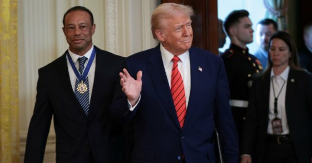 GettyImages-2200915766 Donald Trump e Tiger Woods