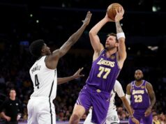 Doncic enfrenta suspensão de um jogo após falta técnica na vitória do Lakers contra o Nets Luka Doncic e Ziaire Williams em ação.