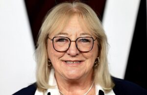 Donna Kelce explica o que ela realmente está fazendo em sua casa Donna Kelce explica o que ela realmente está fazendo em sua casa