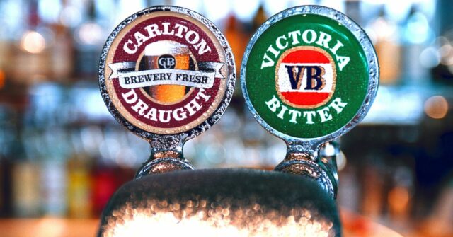 AFR, GENÉRICO, CERVEJA: Torneiras de cerveja em um pub, genérica, carlton united breweries, CUB, carlton draft, victoria bitter, torneiras de cerveja, pub, bar, álcool, licor Foto de Louie Douvis / ldz ***afr apenas para primeiro uso******afrphotos.com***