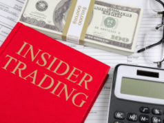 Dos locais de negociação aos mercados de guerra: como o uso de informações privilegiadas escorregou para as plataformas de previsão Dos locais de negociação aos mercados de guerra, como o comércio de informações privilegiadas escorregou para as plataformas de previsão. Um livro vermelho intitulado “Insider Trading” está sobre uma papelada ao lado de uma calculadora, óculos e uma pilha de notas de cem dólares americanos.