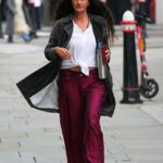 Doula de parto Gabriela Teixeira fotografada em frente ao Tribunal Superior. Ela foi excluída da fortuna de £ 5 milhões de seu marido, um rico investidor imobiliário, e está envolvida em uma disputa de herança