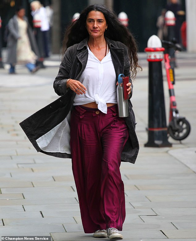 Doula de nascimento, 41 anos, está envolvida em uma amarga Doula de parto Gabriela Teixeira fotografada em frente ao Tribunal Superior. Ela foi excluída da fortuna de £ 5 milhões de seu marido, um rico investidor imobiliário, e está envolvida em uma disputa de herança