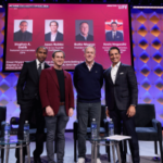 DraftKings e ESPN vinculam as apostas esportivas às competições de chave do March Madness. Stephen A. Smith, Jason Robins, Burke Magnus e Kevin Negandhi posam no palco na 2026 MIT Sloan Sports Analytics Conference durante um painel sobre apostas esportivas.