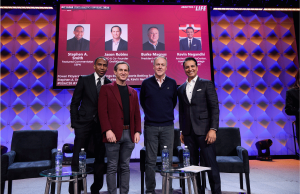 DraftKings e ESPN vinculam apostas esportivas às competições de chave do March Madness DraftKings e ESPN vinculam as apostas esportivas às competições de chave do March Madness. Stephen A. Smith, Jason Robins, Burke Magnus e Kevin Negandhi posam no palco na 2026 MIT Sloan Sports Analytics Conference durante um painel sobre apostas esportivas.