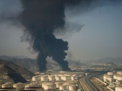 Drone provoca incêndio em local de petróleo dos Emirados Árabes Unidos enquanto o Golfo sofre mais ataques em meio à guerra com o Irã Drone provoca incêndio em local de petróleo dos Emirados Árabes Unidos enquanto o Golfo sofre mais ataques em meio à guerra com o Irã