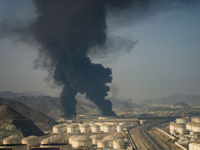 Drone provoca incêndio em local de petróleo dos Emirados Árabes Drone provoca incêndio em local de petróleo dos Emirados Árabes Unidos enquanto o Golfo sofre mais ataques em meio à guerra com o Irã