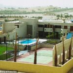 O conflito no Médio Oriente pode ter tomado outro rumo quando foi relatado um incêndio na embaixada dos EUA na Arábia Saudita (foto), enquanto fortes explosões foram ouvidas e nuvens de fumo foram vistas em Riade.