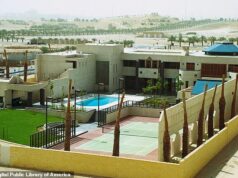 Drones iranianos atacam a embaixada dos EUA na Arábia Saudita enquanto nuvens de fumaça são vistas acima de Riad O conflito no Médio Oriente pode ter tomado outro rumo quando foi relatado um incêndio na embaixada dos EUA na Arábia Saudita (foto), enquanto fortes explosões foram ouvidas e nuvens de fumo foram vistas em Riade.