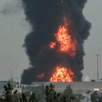 Um drone iraniano atingiu um tanque de combustível perto do aeroporto de Dubai na segunda-feira, provocando um grande incêndio