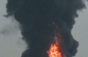 Dubai ‘prende sobreviventes estrangeiros de ataque de drone iraniano’ enquanto novo ataque atinge aeroporto Um drone iraniano atingiu um tanque de combustível perto do aeroporto de Dubai na segunda-feira, provocando um grande incêndio