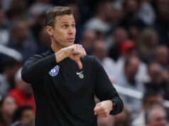 Duke recebe um aviso assustador antes do jogo UConn Head coach Jon Scheyer of the Duke Blue Devils looks on during the second half against the St. John's Red Storm in the Sweet Sixteen of the 2026 NCAA Men's Basketball Tournament at Capital One Arena on March 27, 2026 in Washington, DC.