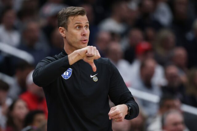 Duke recebe um aviso assustador antes do jogo UConn Head coach Jon Scheyer of the Duke Blue Devils looks on during the second half against the St. John's Red Storm in the Sweet Sixteen of the 2026 NCAA Men's Basketball Tournament at Capital One Arena on March 27, 2026 in Washington, DC.