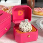Dunkin 'celebra o Dia Nacional da Proposta com caixas de anéis 'I Dough' e bolo de casamento Munchkins