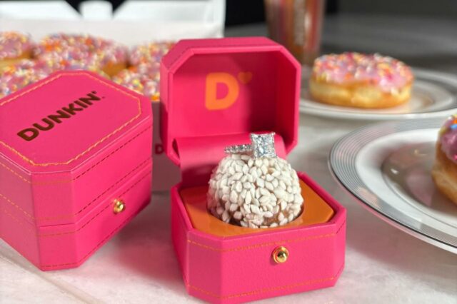 Dunkin 'celebra o Dia Nacional da Proposta com caixas de Dunkin 'celebra o Dia Nacional da Proposta com caixas de anéis 'I Dough' e bolo de casamento Munchkins
