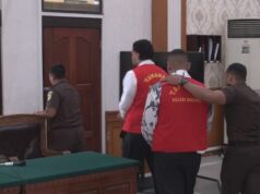 Dupla australiana evita pena de morte pelo assassinato do pai de Melbourne em uma luxuosa villa em Bali Um tribunal de Denpasar considerou hoje os australianos Paea I Middlemore Tupou e Mevlut Coskun culpados de homicídio premeditado, tentativa de homicídio premeditado e posse e uso ilegal de armas de fogo.