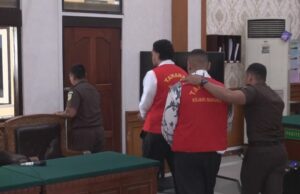 Dupla australiana evita pena de morte pelo assassinato do pai de Melbourne em uma luxuosa villa em Bali Um tribunal de Denpasar considerou hoje os australianos Paea I Middlemore Tupou e Mevlut Coskun culpados de homicídio premeditado, tentativa de homicídio premeditado e posse e uso ilegal de armas de fogo.